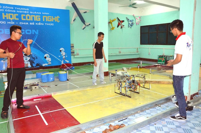 Đội tuyển Robocon của Trường Đại học Công nghiệp Quảng Ninh điều khiển robot chạy thử. (Ảnh: Ngô Dịu)