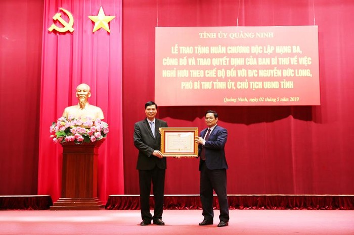 Thừa ủy quyền của Chủ tịch nước, ông Phạm Minh Chính trao Huân chương Độc Lập hạng Ba cho ông Nguyễn Đức Long. (Ảnh: Báo Quảng Ninh)