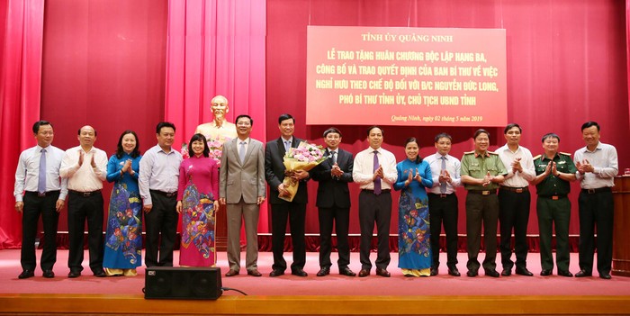 Lãnh đạo tỉnh Quảng Ninh tặng hoa chúc mừng ông Nguyễn Đức Long (Ảnh: Báo Quảng Ninh)