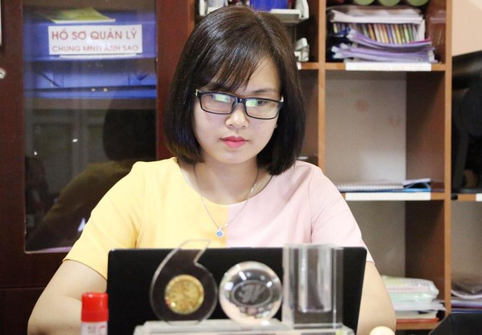 Cô giáo Bùi Kiều Chinh không ngừng nâng cao kiến thức, cập nhật phương pháp mới, hiệu quả trong giảng dạy, chăm sóc trẻ tự kỷ. (Ảnh: Nguyễn Dung)