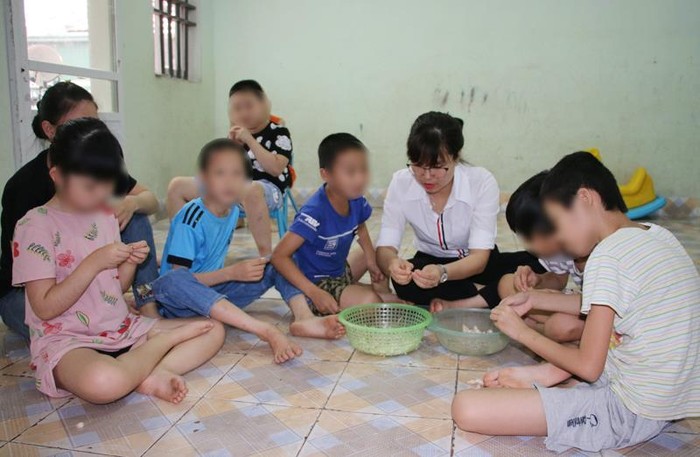 Cô giáo Bùi Kiều Chinh cùng các em nhỏ của lớp trẻ tự kỷ đặc trưng luyện tập một số kỹ năng làm việc. (Ảnh: Nguyễn Dung)