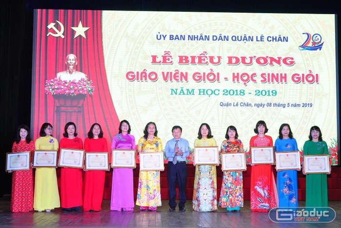 Lãnh đạo quận Lê Chân trao bằng khen tặng các nhà trường đạt thành tích cao trong năm học 2018-2019 (Ảnh: Lã Tiến)