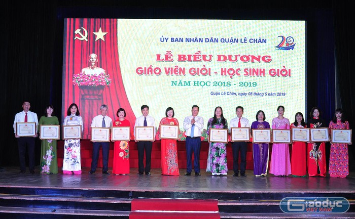 Lãnh đạo quận Lê Chân trao bằng khen tặng các nhà trường đạt thành tích cao trong năm học 2018-2019 (Ảnh: Lã Tiến)