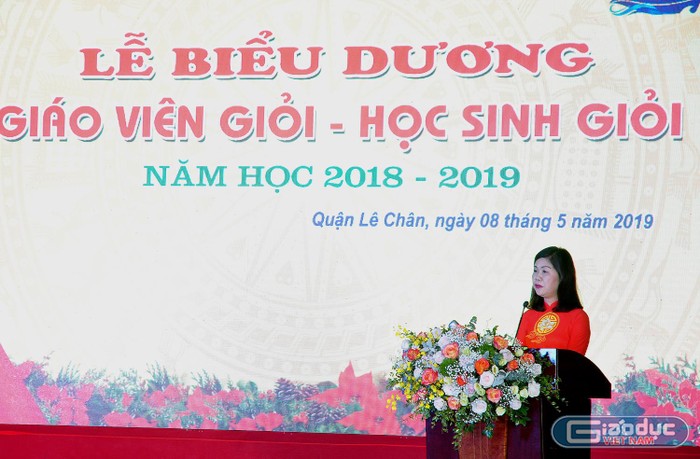 Bà Nguyễn Thị Lệ Thủy, Trưởng phòng Giáo dục và Đào tạo quận Lê Chân (Hải Phòng) báo cáo tại lễ biểu dương (Ảnh: Lã Tiến)