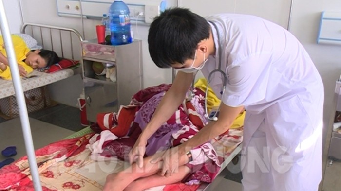 Học sinh, giáo viên Trường Tiểu học Tân Hương mắc sởi đang được điều trị tại bệnh viện (Ảnh: Báo Hải Dương)