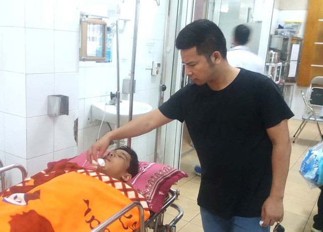 Em Quang đang được điều trị tại Bệnh viện Đa khoa tỉnh Hải Dương (Ảnh: Đức Tùy)