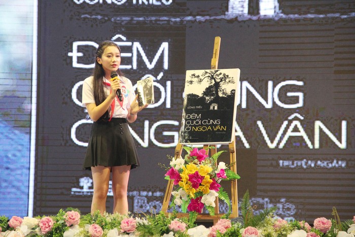 Nữ sinh Nguyễn Hoàng Yến thể hiện phần thi thuyết trình giới thiệu cuốn sách tiêu biểu viết về lịch sử, quê hương Đông Triều (Ảnh: CTV)