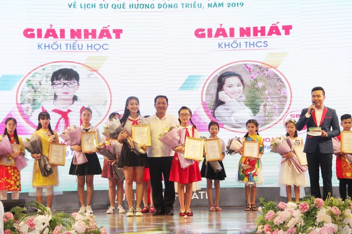 Ban tổ chức trao giải quán quân cho nữ sinh Nguyễn Hoàng Yến (Ảnh: CTV)