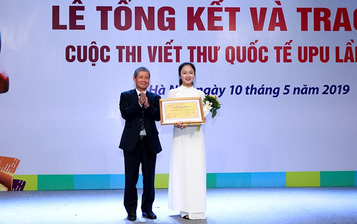 Ban tổ chức trao giải Nhất cho nữ sinh Nguyễn Thị Mai (Ảnh: CTV)