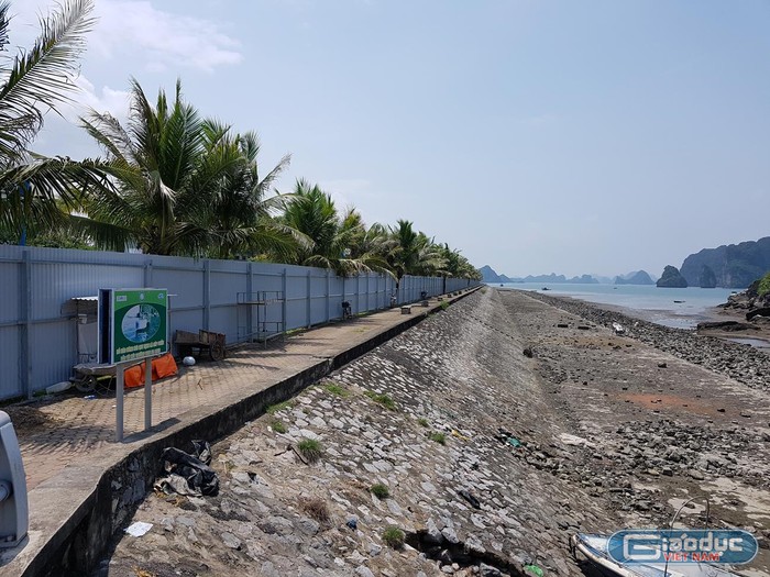 Hàng rào tôn kéo dài vài km để phục vụ dự án mở rộng đường bao biển Trần Quốc Nghiễn (Ảnh: Lã Tiến)