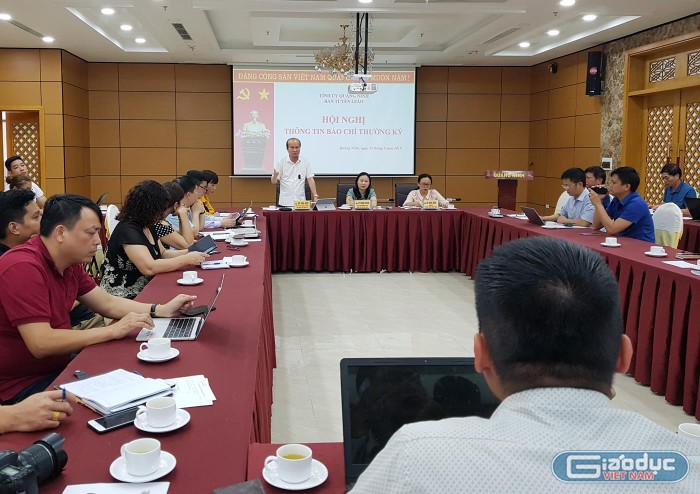 Ông Vũ Văn Hợp, Chánh văn phòng Ủy ban nhân dân tỉnh Quảng Ninh phát biểu tại hội nghị thông tin báo chí thường kỳ (Ảnh: Lã Tiến)