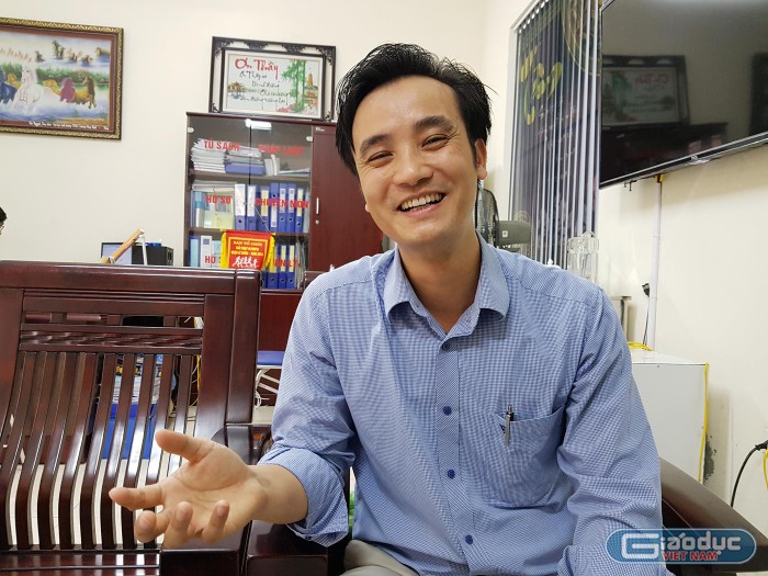 Thầy giáo Nguyễn Văn Đoài chia sẻ về cơ duyên với nghề giáo (Ảnh: Lã Tiến)