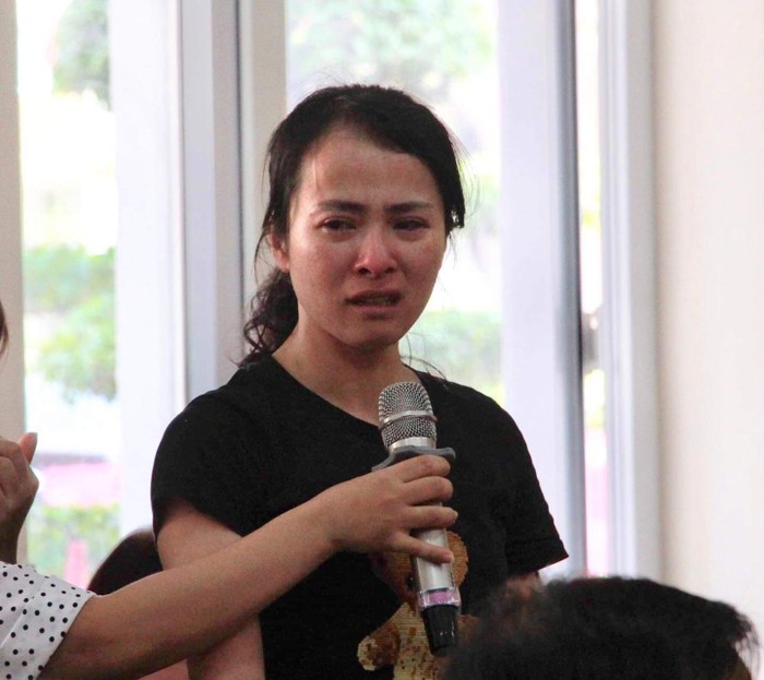 Cô giáo Trang khóc nức nở, nói lời xin lỗi gia đình em Đ. (Ảnh CTV)