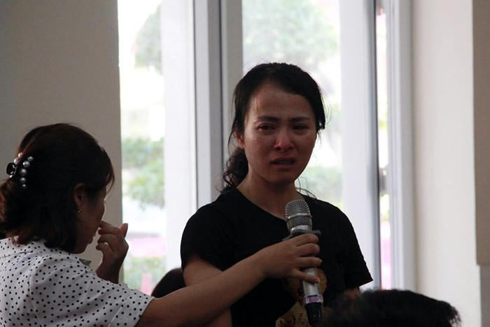 Cô giáo Nguyễn Thị Thu Trang đã bật khóc tỏ ra hối hận vì đã đánh các em học sinh trong giờ kiểm tra (Ảnh: CTV)