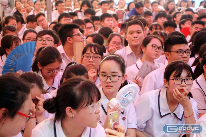 Mặc dù thời tiết nắng nóng gay gắt, song các em học sinh vẫn chăm chú lắng nghe các đại biểu tư vấn sau khi tốt nghiệp Trung học cơ sở (Ảnh: Lã Tiến)