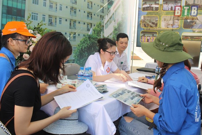 Sinh viên trường Đại học Y Dược Thái Bình được tư vấn, định hướng nghề nghiệp sau khi ra trường (Ảnh: Báo Thái Bình)