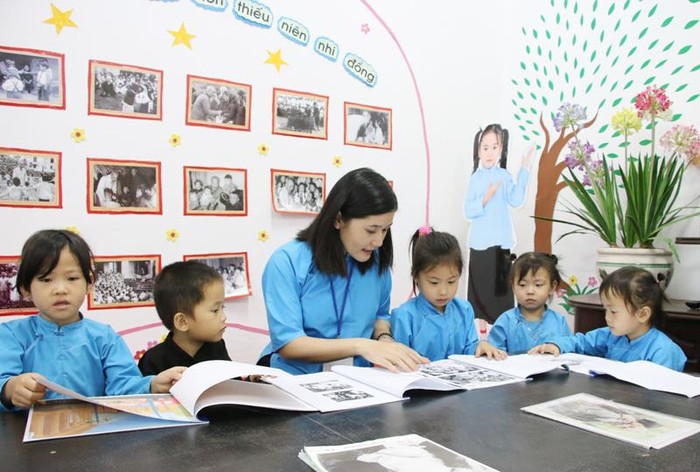 Hiệu trưởng Lý Thị Mai đọc sách về Bác Hồ cho học sinh nghe tại thư viện nhà trường (Ảnh: Thùy Trang)