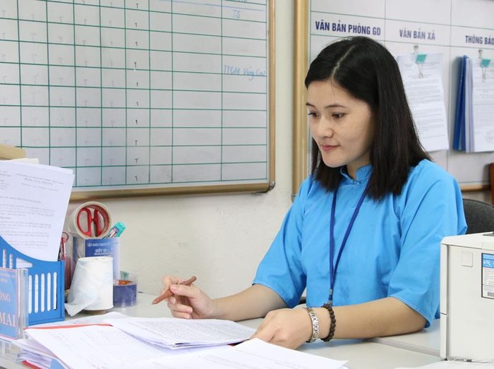 Cô giáo Lý Thị Mai nghiên cứu tài liệu về phương pháp học mới (Ảnh: Thùy Trang)