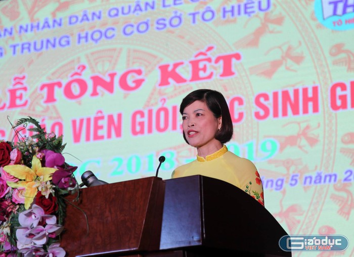 Cô giáo Lê Thị Minh Tâm, Hiệu trưởng Trường Trung học cơ sở Tô Hiệu báo cáo những kết quả nhà trường đạt được trong năm học vừa qua (Ảnh: Lã Tiến)