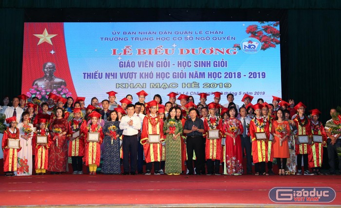 Lãnh đạo quận Lê Chân trao thưởng các em học sinh giỏi (Ảnh: Lã Tiến)