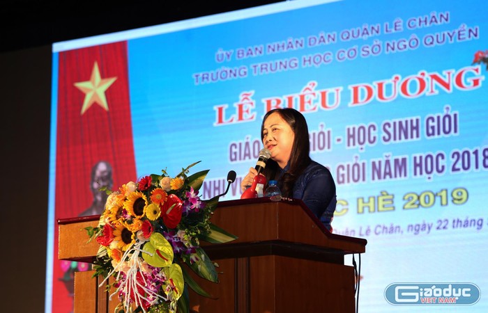 Cô giáo Nguyễn Thị Thu Hương, Hiệu trưởng Trường Trung học cơ sở Ngô Quyền báo cáo tại lễ biểu dương (Ảnh: Lã Tiến)