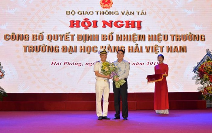 Ông Lê Khắc Nam, Phó chủ tịch Ủy ban nhân dân thành phố Hải Phòng chúc mừng ông Phạm Xuân Dương trên cương vị mới. (Ảnh: CTV)