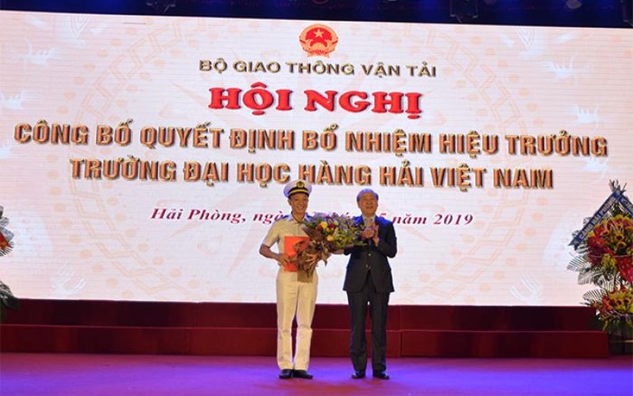 Thứ trưởng Nguyễn Văn Công đã trao quyết định bổ nhiệm chức vụ Hiệu trưởng Trường Đại học Hàng hải Việt Nam. (Ảnh: CTV)