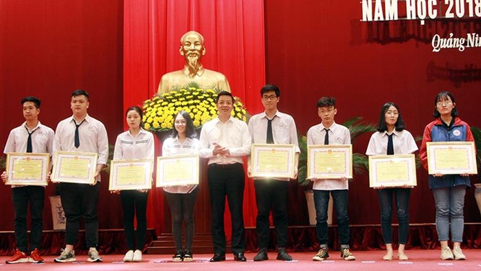 Các em đoạt giải tại cuộc thi Khoa học kỹ thuật quốc gia năm học 2018-2019 nhận bằng khen của Ủy ban nhân dân tỉnh Quảng Ninh (Ảnh: CTV)