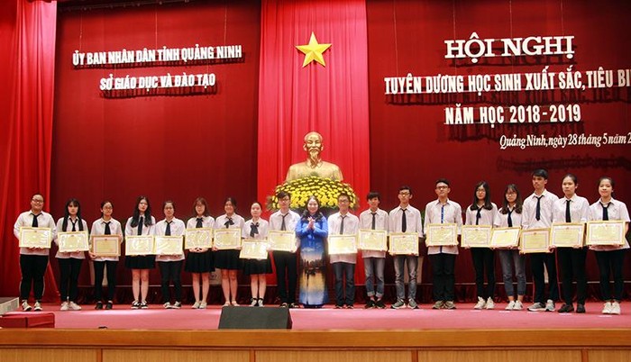 Bà Vũ Thị Liên Oanh, Giám đốc Sở Giáo dục và Đào tạo Quảng Ninh trao bằng khen của Bộ Giáo dục và Đào tạo tặng các em học sinh đoạt giải nhì, ba kỳ thi học sinh giỏi quốc gia. (Ảnh: CTV)
