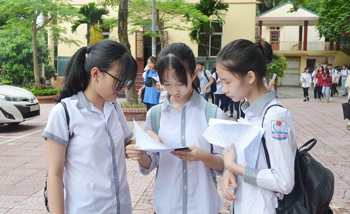 Các thí sinh trao đổi bài sau thi tại Hội đồng thi Trung học phổ thông Hòn Gai (thành phố Hạ Long) (Ảnh: CTV)