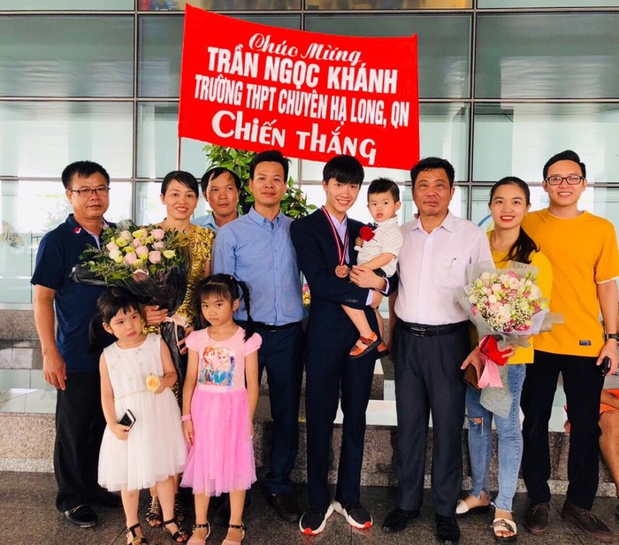 Gia đình, nhà trường vui mừng đón em Trần Ngọc Khánh tại sân bay ngày 5/6/2019. (Ảnh do Trường Trung học phổ thông chuyên Hạ Long cung cấp)