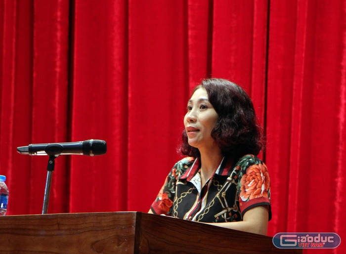 Bà Hoàng Việt Anh, đại diện phụ huynh học sinh Trường Trung học phổ thông Tiên Yên phát biểu ý kiến bày tỏ những thắc mắc liên quan đến việc chuyển trường (Ảnh: Lã Tiến)