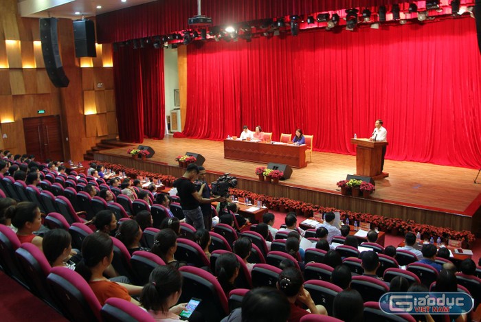 Ủy ban nhân dân tỉnh Quảng Ninh đối thoại với phụ huynh, học sinh Trường Trung học phổ thông Tiên Yên về việc chuyển trường này sang địa điểm mới (Ảnh: Lã Tiến)