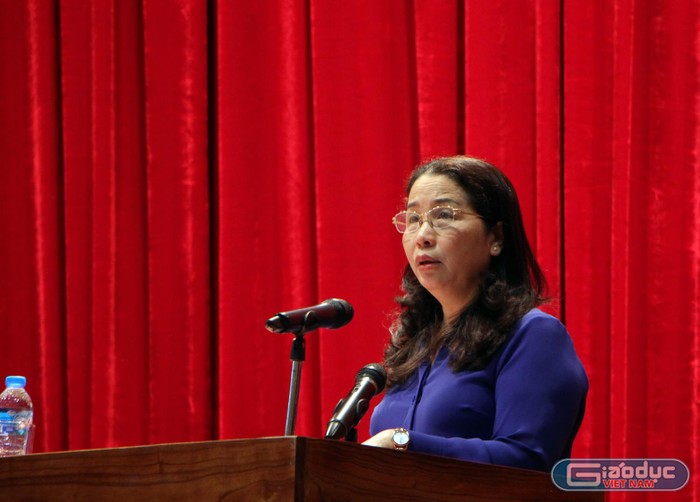 Bà Vũ Liên Oanh, Giám đốc Sở Giáo dục và Đào tạo Quảng Ninh thông tin tại cuộc đối thoại (Ảnh: Lã Tiến)