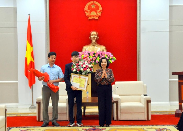Lãnh đạo tỉnh Quảng Ninh trao bằng khen tặng học sinh Trần Ngọc Khánh và khen thưởng thầy giáo Nguyễn Ngọc Phúc. (Ảnh: CTV)