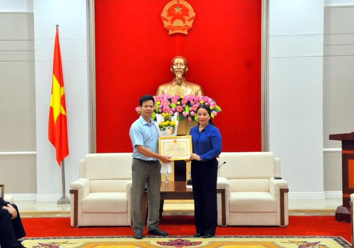 Lãnh đạo Sở Giáo dục và Đào tạo Quảng Ninh khen thưởng thầy giáo trực tiếp giảng dạy em Vũ Ngọc Khánh (Ảnh: CTV)