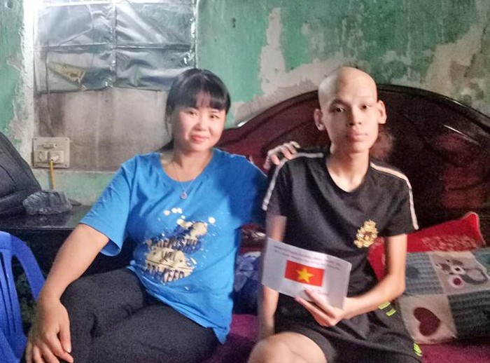 Cô giáo Bùi Thị Hồng trao ủng hộ chữa bệnh cho em Nguyễn Thành Trung (phường Cẩm Sơn, thành phố Cẩm Phả) (Ảnh: CTV)