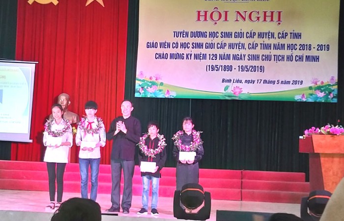 Trần Trung Hiếu (thứ 2 từ bên phải) tại Hội nghị tuyên dương học sinh giỏi cấp huyện, tỉnh tại huyện Bình Liêu năm học 2018-2019. (Ảnh: CTV)