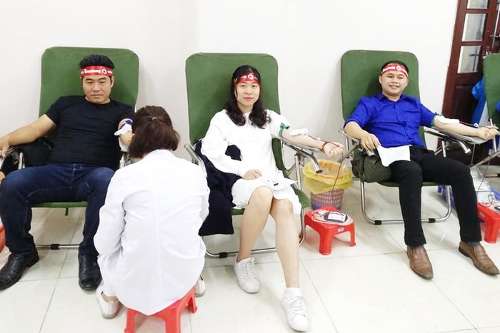Thầy giáo Đặng Văn Tùng (ngoài cùng bên trái) luôn tích cực tham gia hiến máu tình nguyện (Ảnh: Thu Chung)