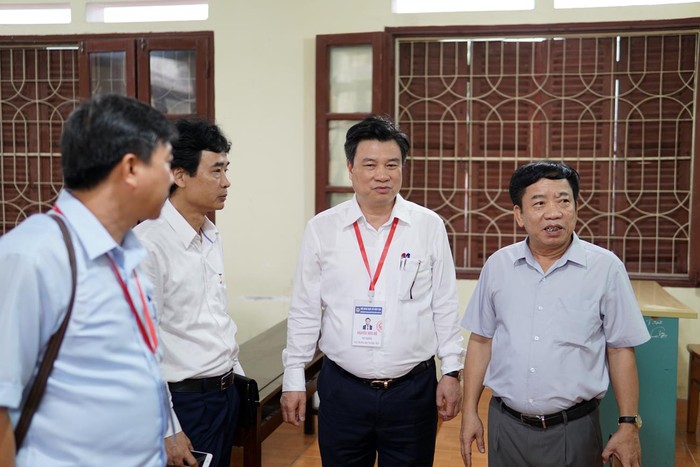 Thứ trưởng Bộ Giáo dục và Đào tạo Nguyễn Hữu Độ kiểm tra công tác chuẩn bị thi quốc gia tại Hải Phòng (Ảnh: CTV)