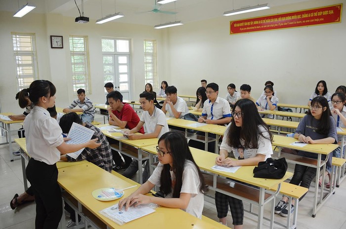Các thí sinh Quảng Ninh làm thủ tục dự thi Trung học phổ thông quốc gia 2019 (Ảnh: Cộng tác viên)