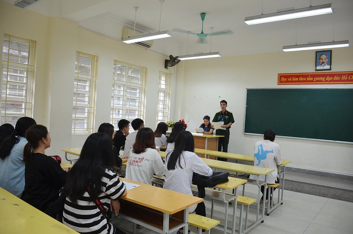 Thí sinh nghe phổ biến quy chế thi tại điểm thi Trường Trung học phổ thông Hòn Gai (thành phố Hạ Long) (Ảnh: Cộng tác viên)