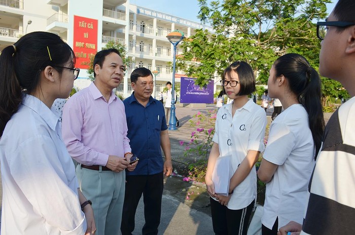 Ông Đặng Huy Hậu, Phó Chủ tịch Thường trực Ủy ban nhân dân tỉnh Quảng Ninh gặp gỡ, động viên các thí sinh (Ảnh: CTV)