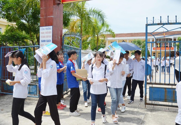 Thí sinh điểm thi Trung học cơ sở thị trấn Trới (huyện Hoành Bồ) ra về sau khi kết thúc môn thi tổ hợp khoa học xã hội (Ảnh: CTV)