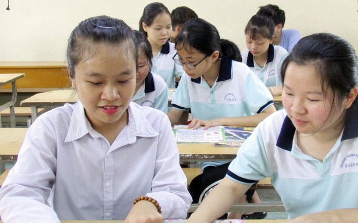 Nữ sinh Nguyễn Ngọc Huyền (bên trái) chia sẻ bí quyết học giỏi và thi tốt (Ảnh: CTV)