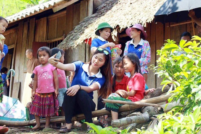 Ngoài giảng dạy, cô giáo trẻ Ánh Tuyết còn tích cực tham gia công tác thiện nguyện, giúp đỡ các trẻ em nghèo (Ảnh: nhân vật cung cấp)