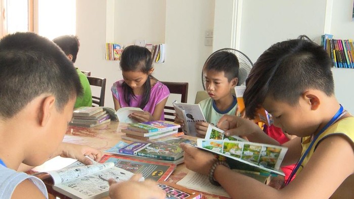 Các em học sinh tới thư viện Thảo Hưng đọc sách miễn phí (Ảnh: CTV)