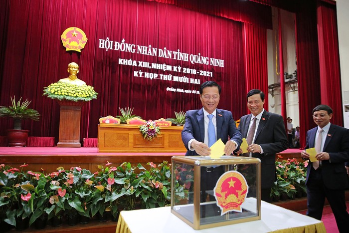 Các đại biểu Hội đồng nhân dân tỉnh Quảng Ninh bỏ phiếu bầu bổ sung chức vụ Chủ tịch Ủy ban nhân dân tỉnh nhiệm kỳ 2016-2021 (Ảnh: CTV)