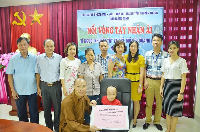 Thượng tọa Thích Thanh Lịch trao hỗ trợ 72 triệu đồng cho em Phạm Thị Hoài Thương (Ảnh: CTV)