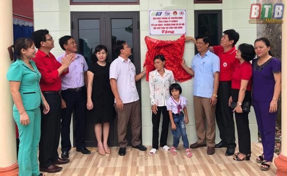 Lễ khánh thành nhà mới cho gia đình em Nguyễn Thị Thu Hoài (Ảnh: Báo Thái Bình)
